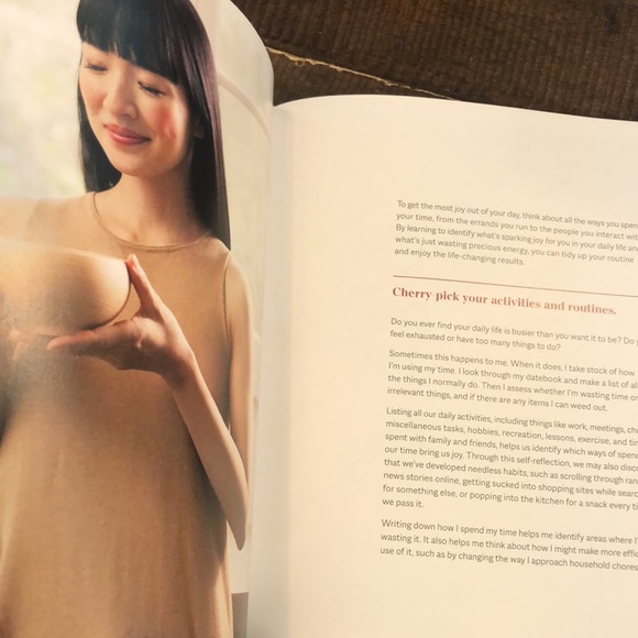 Marie Kondos tidy up minimalist coffee table hardcover book - Picture 8 of 11